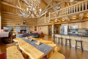 Mounticello Log Cabin - Relaxing Front Patio & Outdoor Firepit